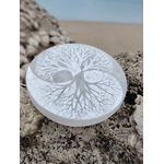 Plateau sélénite arbre de vie yin et yang en gros plan, pierre blanche satinée gravée avec précision, équilibre intérieur et recharge énergétique.