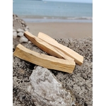 Trois bâtons de Palo Santo du Pérou sur roche coquillée en Bretagne, bois naturel aux teintes blondes, purification énergétique et atmosphère apaisante.