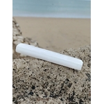 Baguette de sélénite montrée à la main en Bretagne, pierre satinée blanche aux reflets soyeux, clarté d’esprit et atmosphère sereine.