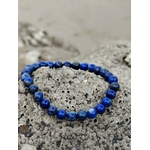 Bracelet Lapis Lazuli 6 mm sur pierre littorale texturée, perles bleu roi lumineuses, clarté mentale et communication authentique.