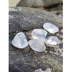 Pierre roulée en cristal de roche en gros plan, quartz clair et lumineux, purification énergétique et harmonie intérieure.