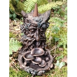 Brûleur d’encens à refoulement arbre en résine bronze posé en forêt, visage sculpté avec feuillage et coupelles en cascade pour diffusion de fumée.