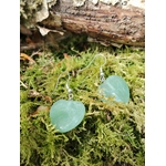 Boucles d’oreilles cœur en aventurine verte avec métal argenté, bijou en pierre naturelle évoquant le renouveau, la paix du cœur et la douceur relationnelle.
