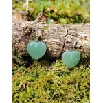 Boucles d’oreilles cœur en aventurine verte sur décor naturel, bijou en pierre naturelle associé à la douceur, à l’harmonie du cœur et à la sérénité intérieure.
