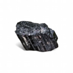 Tourmaline noire brute sur fond blanc, pierre naturelle sombre évoquant l’ancrage, la stabilité émotionnelle et la force intérieure.