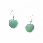 Boucles d’oreilles cœur en aventurine verte sur fond blanc, bijou en pierre naturelle associé au calme du cœur, au renouveau et à la douceur intérieure.