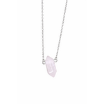 Pendentif pointe en quartz rose pâle sur fine chaîne argentée, présenté sur fond blanc, douceur du cœur et apaisement émotionnel.
