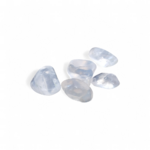 Pierre roulée en cristal de roche sur fond blanc, quartz transparent poli aux reflets lumineux, clarté mentale et énergie purifiante.