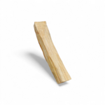 Bâton de Palo Santo du Pérou sur fond blanc, bois blond naturel aux nervures visibles, purification énergétique et atmosphère apaisante.