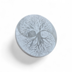 Plateau de sélénite arbre de vie yin et yang sur fond blanc, disque blanc poli aux gravures symboliques, recharge énergétique et équilibre intérieur.