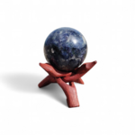 Sphère iolite ou cordiérite sur fond blanc avec socle en bois, pierre bleu ardoise naturelle, intuition et clarté intérieure.