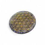 Plateau orgonite obsidienne noire Fleur de Vie sur fond blanc, disque minéral noir et gris aux reflets dorés, ancrage profond et sérénité intérieure.