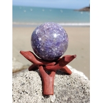 Sphère lépidolite sur rocher coquillé au bord de mer en Bretagne avec support en bois, pierre violette naturelle, apaisement émotionnel et harmonie intérieure.