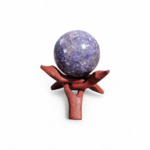 Sphère lépidolite sur fond blanc avec support en bois, pierre violette naturelle aux nuances lilas, calme intérieur et équilibre émotionnel.