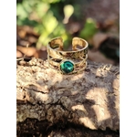 Bague pierre verte ajustable dorée en acier inoxydable sur écorce en forêt, anneau triple ligne et pierre verte effet malachite, élégance naturelle et harmonie intérieure.