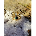 Bague pierre verte ajustable dorée photographiée sur bois et givre en extérieur, monture acier inoxydable et pierre verte profonde, clarté émotionnelle et énergie douce.