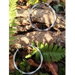 Créoles argentées effet torsadé lisse sur écorce avec fougères en forêt, boucles d’oreilles en acier inoxydable au style sobre et raffiné.