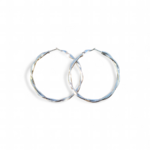 Créoles argentées effet torsadé lisse sur fond blanc, boucles d’oreilles en acier inoxydable au design brillant et facile à porter au quotidien.