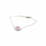 Bracelet soleil doré en acier inoxydable avec rhodonite rose sur fond blanc, motif solaire délicat et bijou fin féminin, harmonie intérieure et style raffiné.