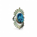 Bague solaire dorée ajustable en acier inoxydable sur fond blanc, pierre verte ovale marbrée et monture ajourée, raffinement lumineux et équilibre émotionnel.