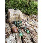 Boucles d’oreilles pendantes dorées en turquoise africaine sur écorce avec mousse et gland, perles marbrées vert d’eau et breloques délicates, calme intérieur et féminité naturelle.