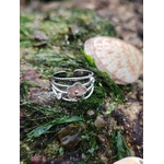 Bague fleur argentée ajustable sur fond blanc, acier inoxydable brillant avec anneaux texturés et strass discrets, allure élégante et féminine.