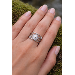 Bague fleur argentée ajustable avec strass sur écorce en forêt, acier inoxydable brillant et motif floral élégant, charme fin et féminin.