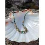 Bracelet doré en turquoise africaine et perles vert sauge sur écorce en forêt, nuances vert d’eau et bleu-vert, équilibre émotionnel et élégance lumineuse.