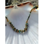 Bracelet doré en turquoise africaine et perles vert sauge sur fond blanc, perles bleu-vert marbrées et détails dorés, harmonie intérieure et douceur émotionnelle.