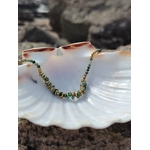 Bracelet fin doré avec turquoise africaine et perles vert sauge porté au poignet, bijou délicat aux tons naturels, calme émotionnel et style raffiné.