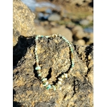 Bracelet doré turquoise africaine sur bois naturel en extérieur, perles vert sauge facettées et pierre marbrée, douceur intérieure et charme bohème.