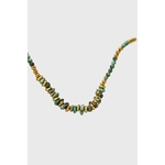Bracelet doré en turquoise africaine et perles vert sauge sur fond blanc, perles bleu-vert marbrées et détails dorés, harmonie intérieure et douceur émotionnelle.