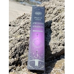 Boîte d’encens améthyste Aum Crystal Magic photographiée sur rochers au bord de mer en Bretagne, coffret violet lumineux, parfum d’intérieur et moment apaisant.