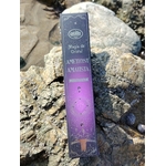 Boîte d’encens améthyste Aum Crystal Magic 20 g sur rochers au bord de mer en Bretagne, coffret violet lumineux, parfum d’intérieur et moment apaisant.