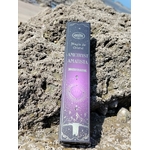 Boîte d’encens améthyste Aum Crystal Magic 20 g posée sur rocher coquillé au bord de mer en Bretagne, coffret violet ésotérique, ambiance apaisante et rituel parfumé.