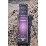 Encens Aum Crystal Magic améthyste 20 g sur roche marine en Bretagne avec bâtonnet et éclats violets, rituel de détente et ambiance sereine.
