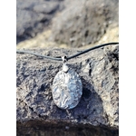 Pendentif pyrite naturelle sur roche au bord de mer en Bretagne, pierre argentée brillante montée sur cordon noir, associée à la stabilité et à l’assurance.