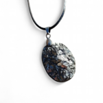 Pendentif pyrite naturelle ovale sur fond blanc, pierre métallisée argentée montée sur cordon noir.