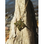 Pendentif nœud de sorcière doré sur décor naturel, bijou de protection spirituelle inspirant confiance et recentrage.