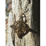 Pendentif nœud de sorcière doré en acier inoxydable sur fond doux, symbole ésotérique d’harmonie, de protection et de solidité intérieure.