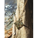 Pendentif nœud de sorcière en acier inoxydable doré présenté de près, symbole spirituel de défense énergétique et d’équilibre au quotidien.