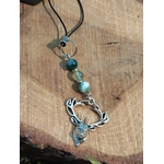 Bijou de téléphone Éole présenté de près avec perles bleues et argentées, accessoire délicat inspirant détente, clarté et respiration intérieure.