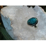 Bague chrysocolle argent 925 réglable en mise en scène minérale, cabochon bleu turquoise aux nuances profondes, calme émotionnel et expression sincère.