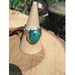 Bague chrysocolle argent 925 réglable sur support clair, pierre ovale bleu vert naturelle, douceur intérieure et parole apaisée.