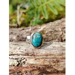 Bague chrysocolle argent 925 réglable posée sur bois en extérieur, pierre ovale bleu vert naturelle.