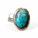 Bague chrysocolle argent 925 réglable sur fond blanc, cabochon ovale bleu turquoise aux nuances minérales.