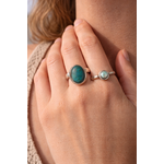Bague chrysocolle argent 925 réglable portée à la main, pierre ovale bleu vert, apaisement, communication et équilibre émotionnel.
