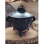 Chaudron en fonte noir avec pentacle gravé sur le couvercle, anse mobile et trois pieds, accessoire ésotérique pour autel et fumigation.