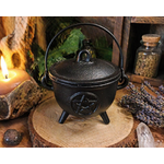 Chaudron en fonte pentacle avec couvercle sur rondin de bois, entouré de lavande, bougie et cristal dans une ambiance rituelle chaleureuse, protection symbolique et ancrage.