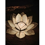 Photophore lotus nacré doré allumé dans une ambiance sombre, bougeoir lotus en coquilles de Capiz pour lumière douce et zen.